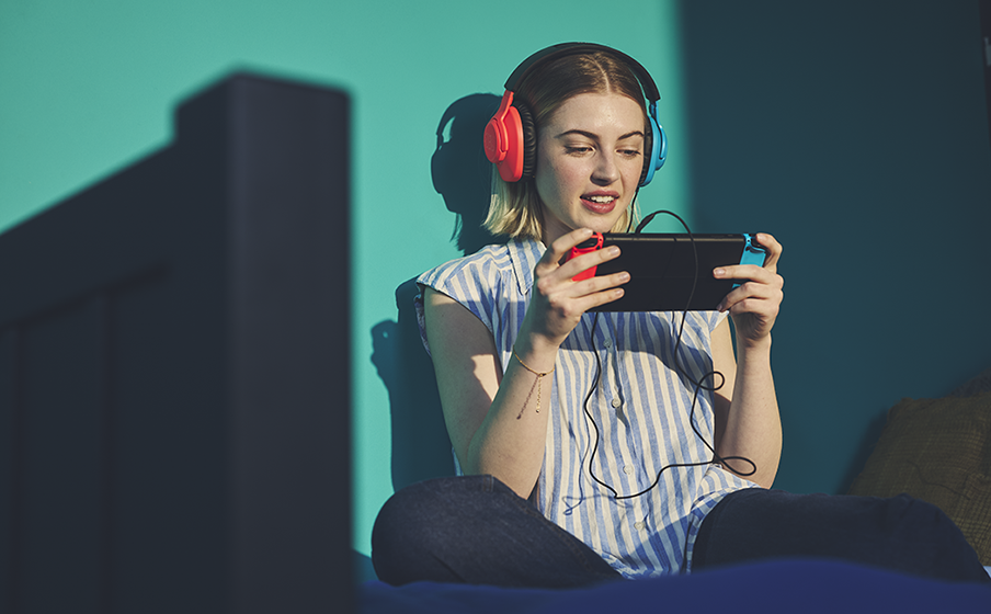 Be at the center of the game with JBL QuantumSOUND Signature