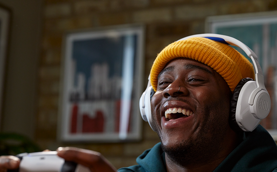 Live the game with JBL QuantumSOUND Signature